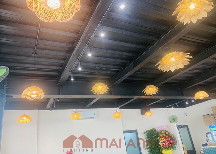 Đèn trang trí nổi bật quán cà phê quận 2 - Như Nuyễn coffee
