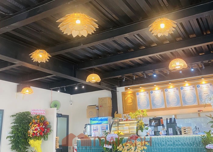 Đèn trang trí nổi bật quán cà phê quận 2 - Như Nuyễn coffee